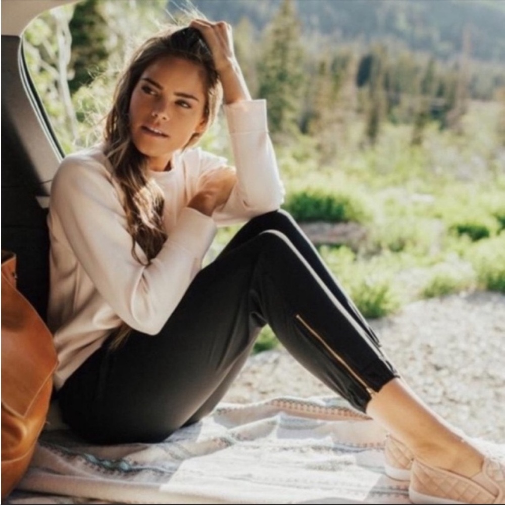 Women’s Zipper Hem Jogger Pants in Black